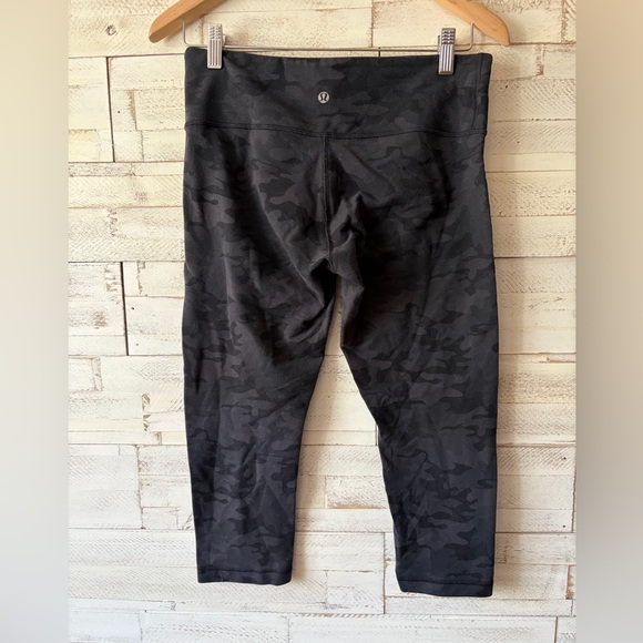 Lululemon Cropped Capris Black Camo Camoflague PILLING size 10 Workout Athletic - Picture 1 of 3